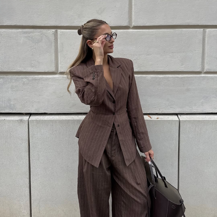 PuraDama™ Leris | Completo di eleganti righe marroni