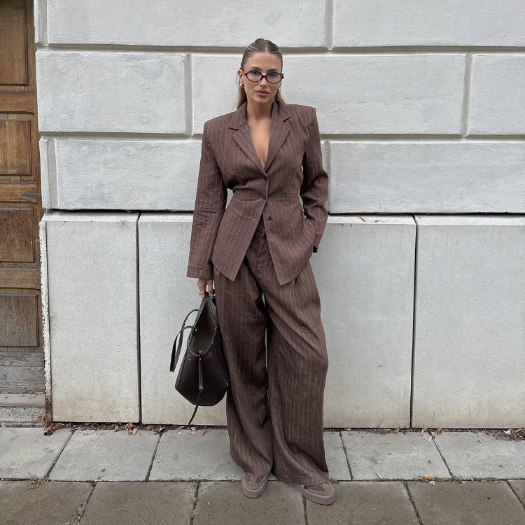 PuraDama™ Leris | Completo di eleganti righe marroni